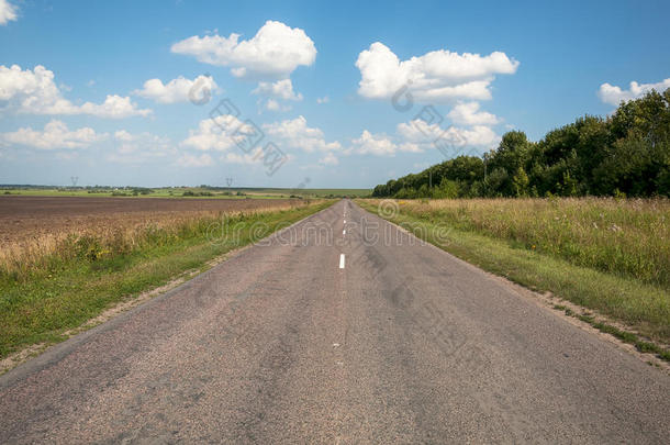 乡村公路。在田野里