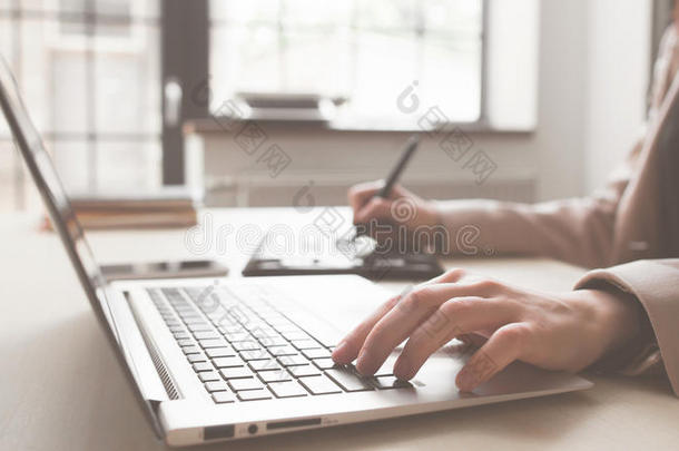 城市生活方式，双手在笔记本电脑键盘上打字