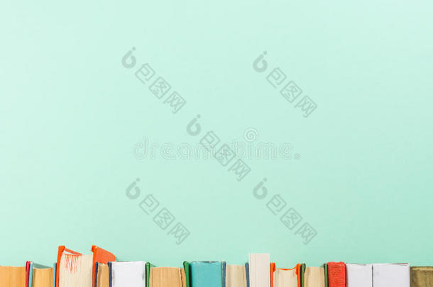 图书馆的木桌书架上的书。 回到学校背景与复制空间为您的广告文本。 老了