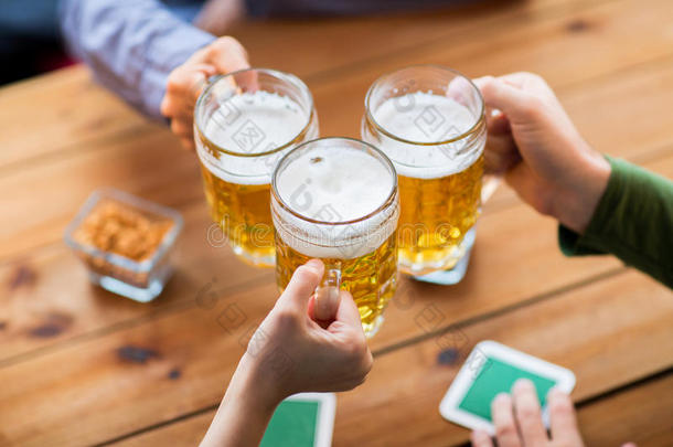 在酒吧或酒吧用<strong>啤酒</strong>杯把手闭起来