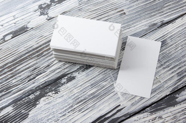 空白公司身份模板包装名片在木桌上。