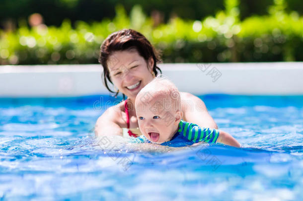 妈妈和宝宝在游泳池里
