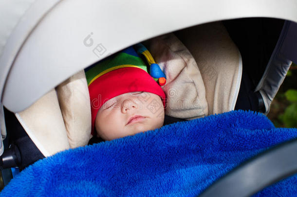 婴儿睡在婴儿车里