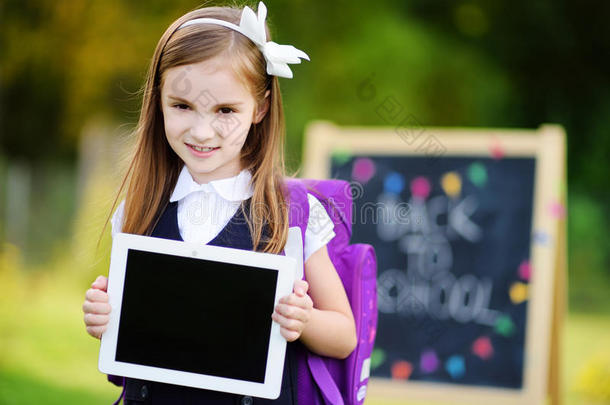 可爱的小女生拿着数字平板电脑