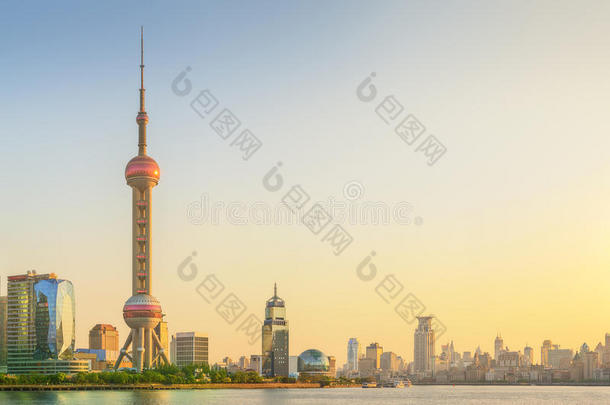 上海和黄浦江日落的城市景观，中国摩天大楼的美丽倒影