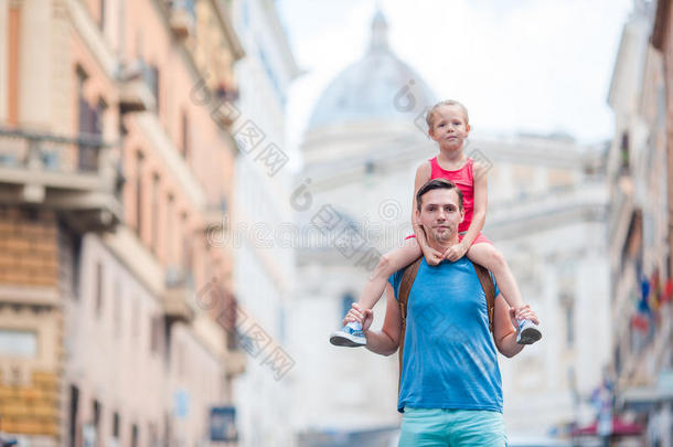 欧洲的家庭。 意大利暑假期间，快乐的父亲和可爱的小女孩在罗马