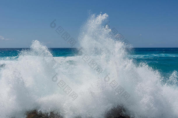 海滩上的暴风雨水