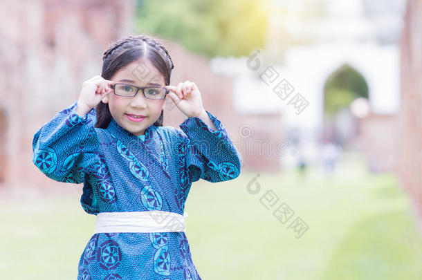 穿着日本服装的可爱女孩