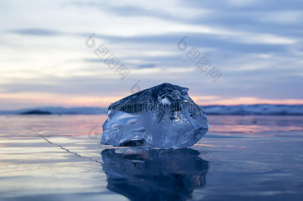 黎明<strong>时</strong>分，一片冰躺在贝加尔湖的冰面上