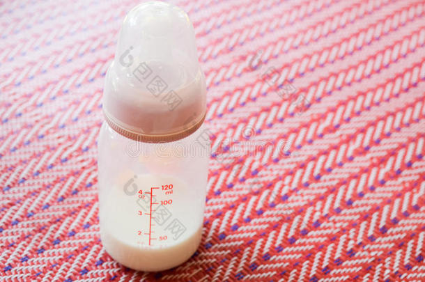 红色背景的婴儿奶瓶