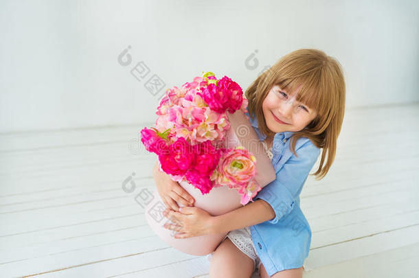 快乐的小女孩拿着一个带花的盒子
