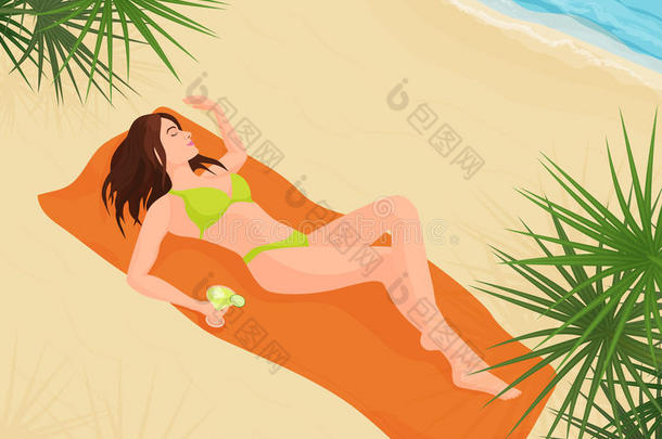 穿着比基尼的漂亮女孩在沙滩上晒太阳。 放松，旅行和休息。