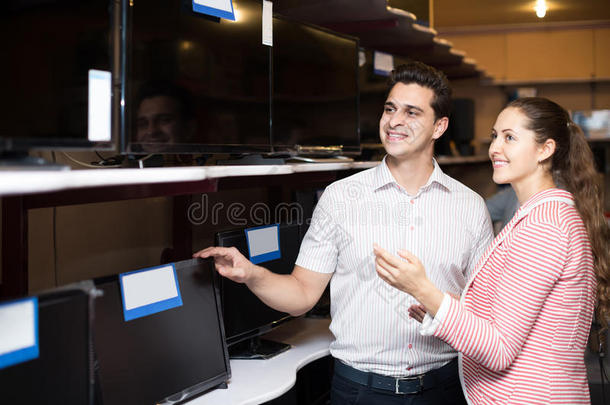 顾问帮助年轻夫妇选择个人<strong>电脑显示</strong>器