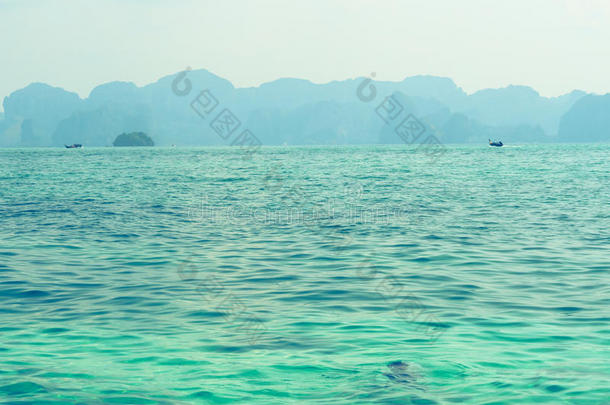 在海边阳光明媚，美丽的风景在海边，泰国克拉比。