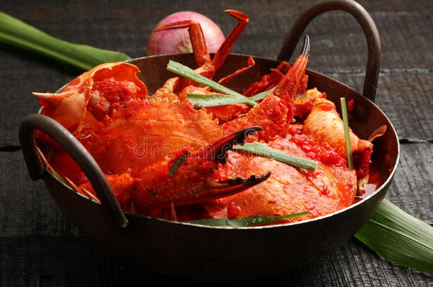 美味的螃蟹咖喱菜在铸铁烹饪容器