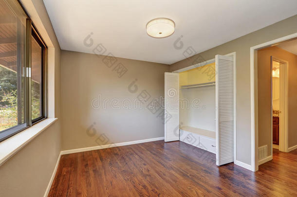 空米色房间，有壁橱和<strong>硬木</strong>地板。