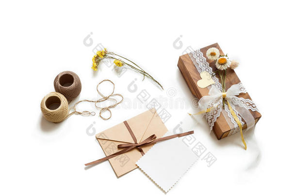 礼品盒（包装）与鲜花，信封与空白礼品标签在白色背景