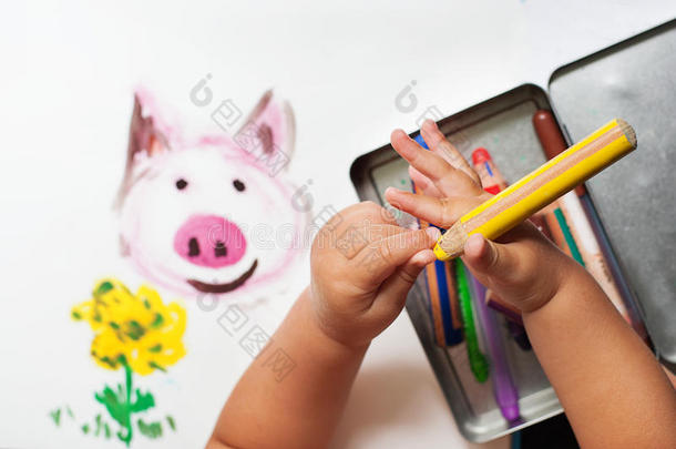 孩子的手在用彩色铅笔画画