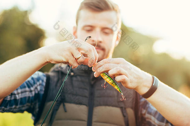 渔夫用旋转杆和<strong>诱饵</strong>（<strong>诱饵</strong>，摆动器）捕捉