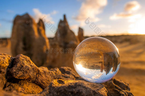 玻璃球体与尖顶沙漠澳大利亚