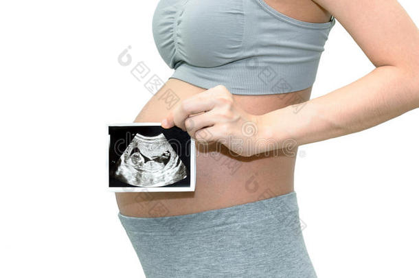 一个可爱的孕妇的特写与超声波婴儿电影。在白色背景上隔离，有复印空间