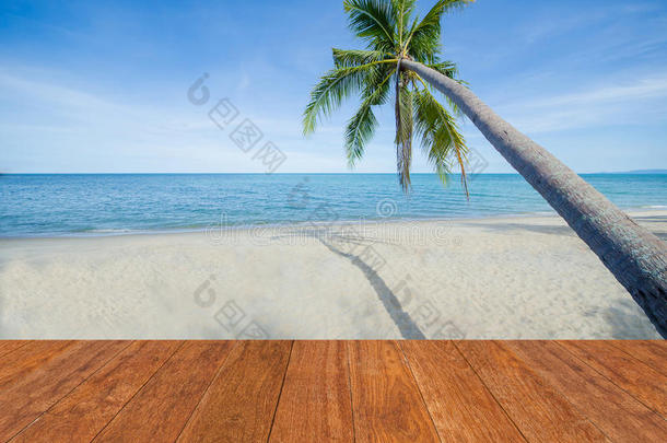 蓝色的大海，白色的沙子，椰子棕榈树和蓝天，在夏天的背景下有木桥人行道。 夏季海滩新鲜概念。