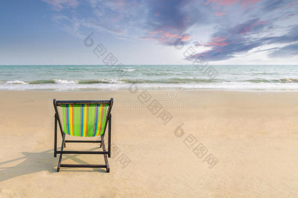 沙滩椅在白沙滩与日落黄昏的天空和复制空间。 <strong>暑期</strong>背景。 夏<strong>季</strong>景观概念。 浪漫的