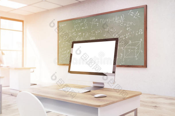 教室里的电脑屏幕。