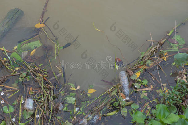 垃圾漂浮在河里，水污染。 生态问题，背景