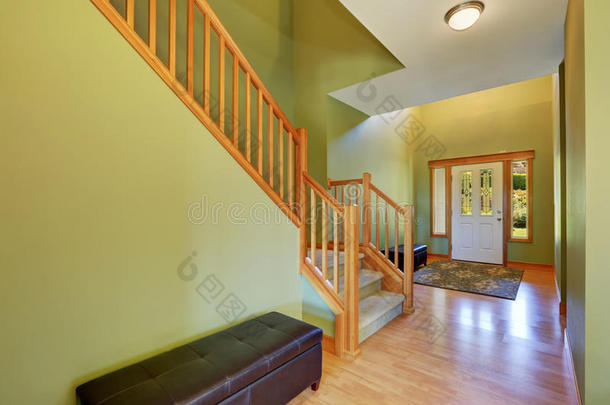 绿色走廊内部与硬木地板和楼梯。