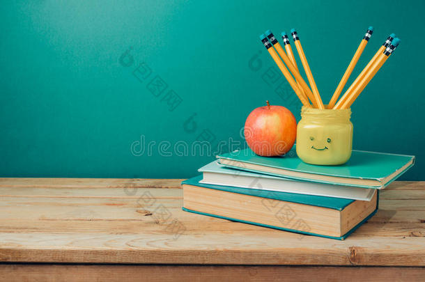 回到学校的概念，书，铅笔在<strong>emoji</strong> jar和苹果里