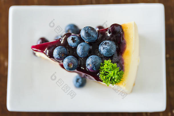 白色盘子上的蓝莓芝士蛋糕