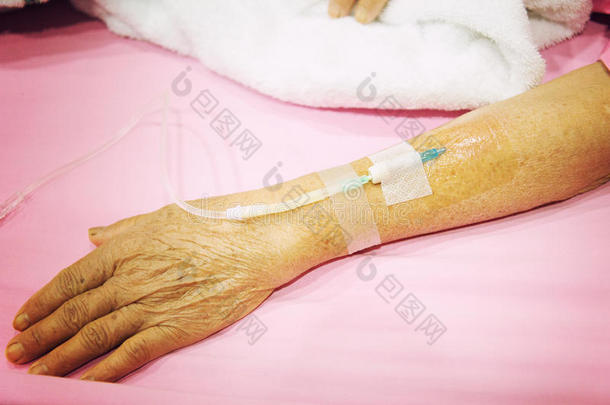 住院的老妇人病人手臂静脉注射