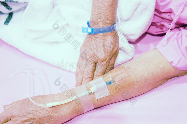 住院的老妇人病人手臂静脉注射