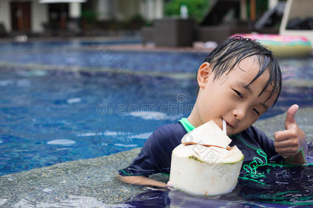 男孩喝椰子汁