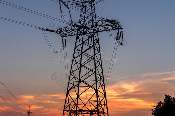 电力塔，电力线天空在日落