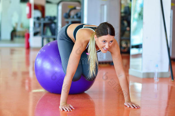 健身，<strong>家庭</strong>和<strong>饮食</strong>概念-微笑的女孩锻炼与健身球在健身房