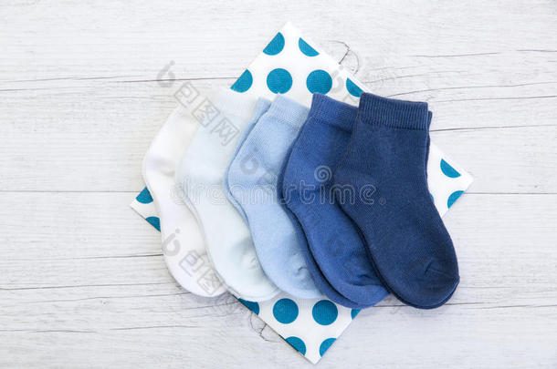 不同颜色蓝色的婴儿袜子