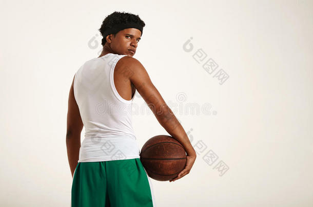 一个肌肉发达的<strong>黑人</strong>运动员拿着皮革<strong>篮球</strong>