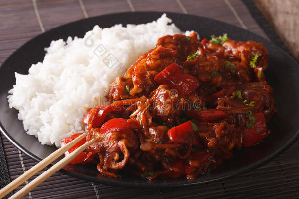 亚洲美食：米饭与猪肉在酸甜酱特写。 h