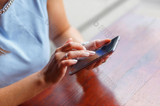 一个年轻的女人在用她的智能手机