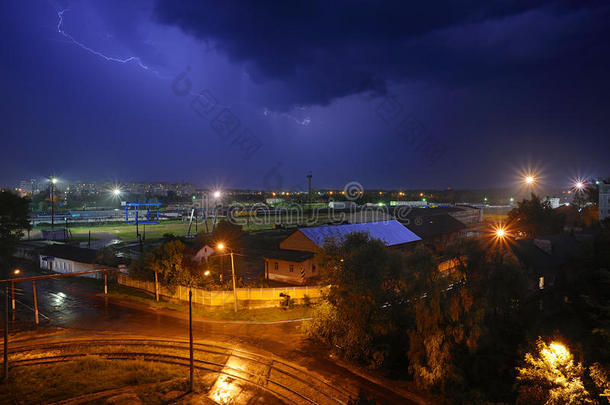 晚上在铁路货场上空乌云和闪电