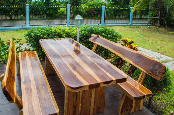 在郁郁葱葱的花园环境中设置的木制餐桌