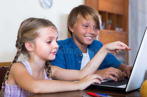 孩子们在笔记本电脑上玩在线游戏