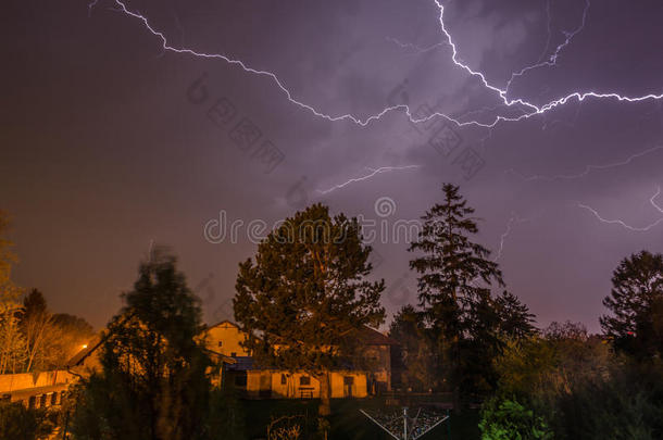 夜间有美丽的闪电雷雨