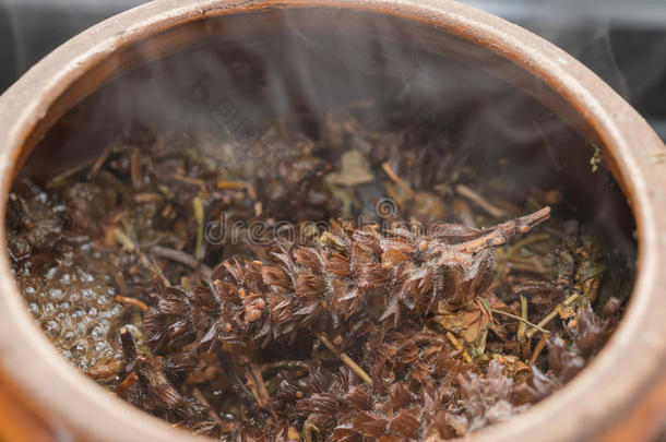 用搪瓷锅煎药用草药