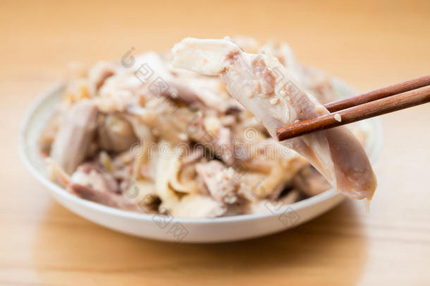 筷子夹起碎煮鸡