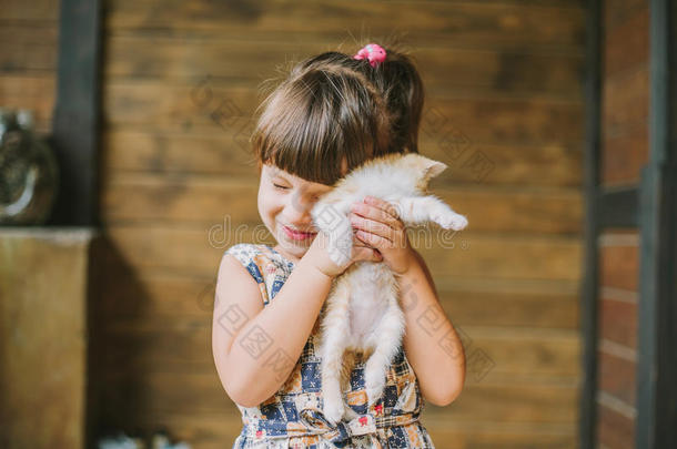 欢快的小女孩抱着一只猫