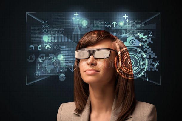 戴着未来派智能高科技眼镜的年轻女人