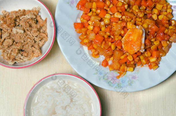 一碗米饭粥，肉丝或猪肉丝和咸蛋混合蔬菜